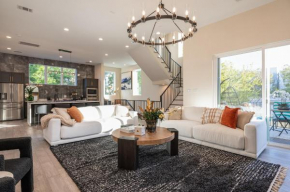 Houston's Sky High Luxury with Private Rooftop - Walkable to Everything